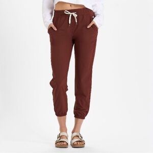 Vuori Weekend Jogger in Brick Red